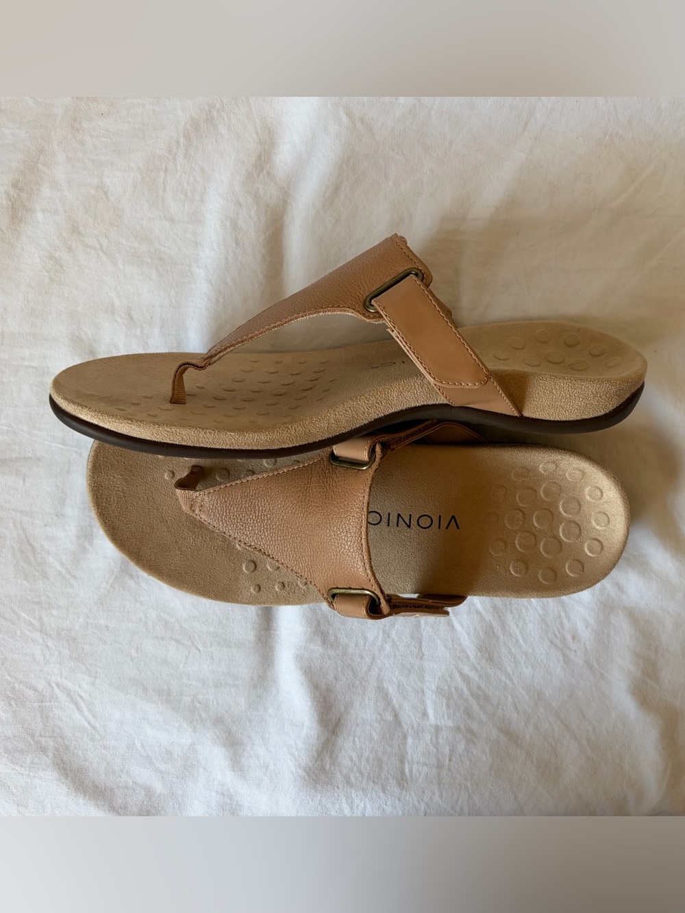 Vionic NWOT Leather Thong Sandals in Tan Beautiful! Comfortable! Sz 9